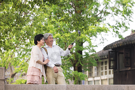 恩爱夫妻旅游自拍图片