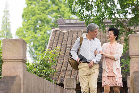 夫妻旅游老年夫妻桥上自拍背景