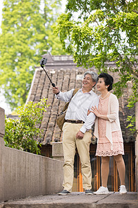 老年夫妻桥上自拍高清图片