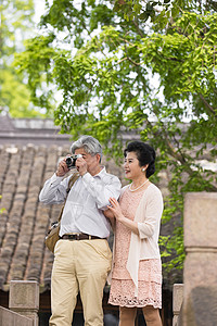 恩爱老年夫妻在桥上拍风景图片