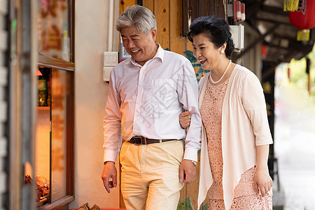 夫妻老人老年夫妻古镇旅游买东西背景