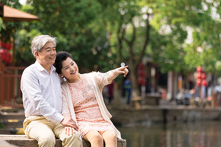 恩爱老年夫妻河畔谈笑图片