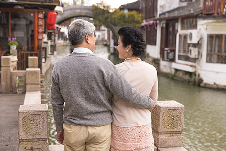 老年夫妻恩爱背影形象图片