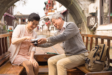 恩爱老年夫妻挑选照片图片