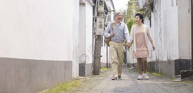 恩爱夫妻牵手古镇巷子游玩图片