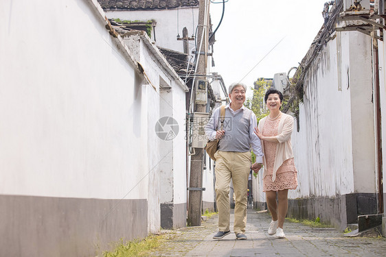 恩爱夫妻牵手古镇巷子游玩图片