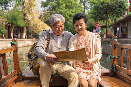 老年夫妻古镇游船看地图图片