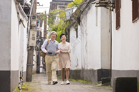 老年夫妻在古镇巷子游玩高清图片