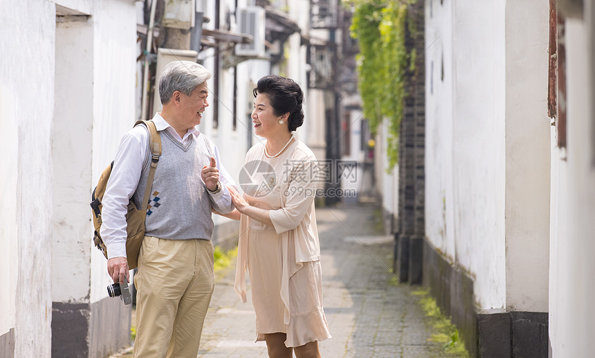 老年夫妻在古镇巷子游玩图片