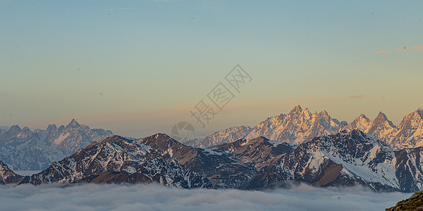 甘孜阿坝自治州扎瓦根扎雪山风景图片