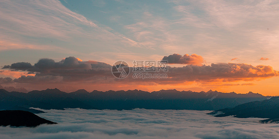 甘孜阿坝自治州扎瓦根扎雪山风景图片