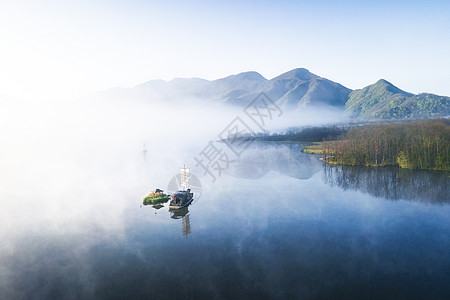 湖北神农架大九湖清晨晨雾背景图片