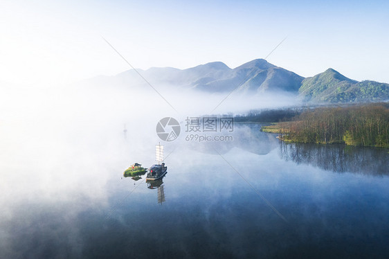 湖北神农架大九湖清晨晨雾图片