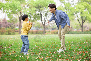 儿童节父子公园里嬉戏图片