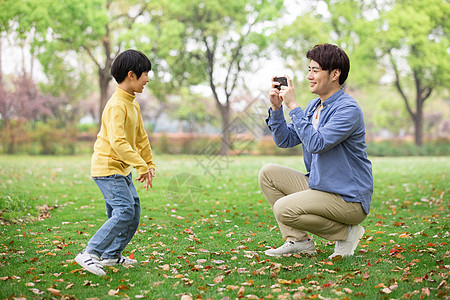 儿童节父子公园里拍照图片