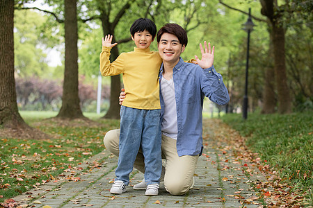 儿童节父子相伴逛公园打招呼图片