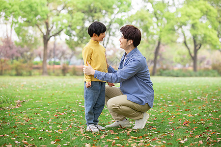 儿童节父子公园里游玩图片