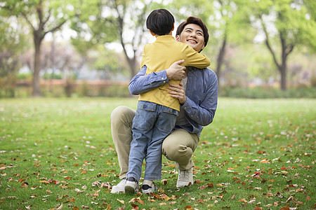 父亲儿子儿童节父子公园里嬉戏拥抱背景