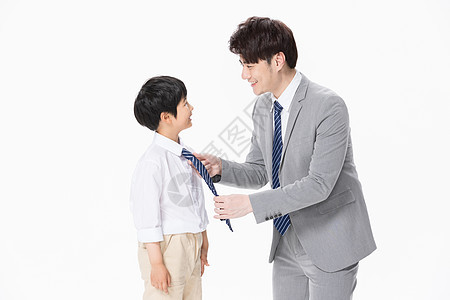 父子穿西装爸爸给儿子打领带图片