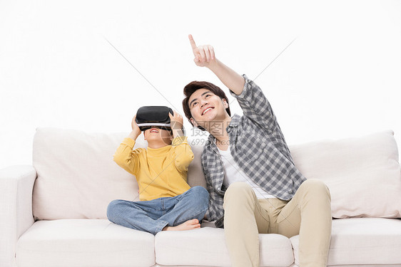 父子居家戴VR眼镜玩游戏图片