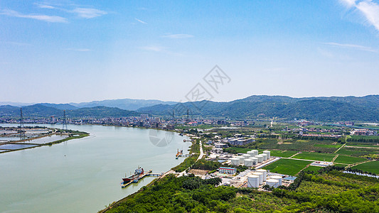榕江边的油库背景图片