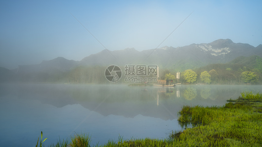 神农架大九湖清晨晨雾图片