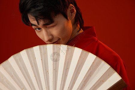 拿折扇的中国风男性背景图片