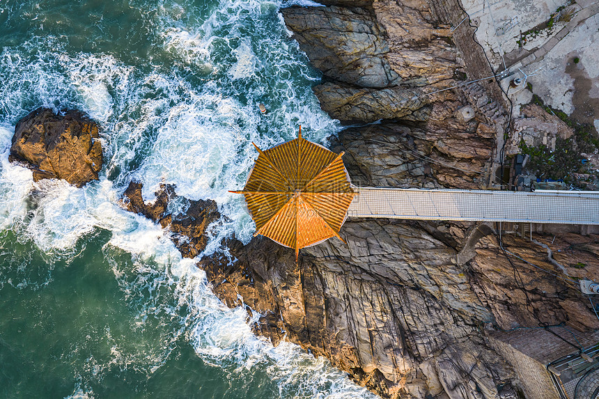 海浪礁石与凉亭图片