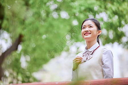 户外青春女高中生抬头看图片