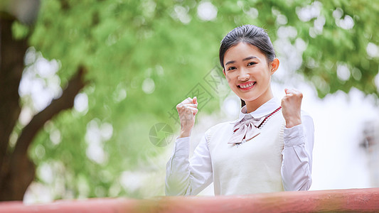 穿校服的女高中生双手加油背景