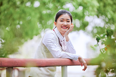 户外穿校服的女学生图片