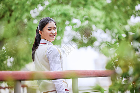 穿校服的女高中生回头图片