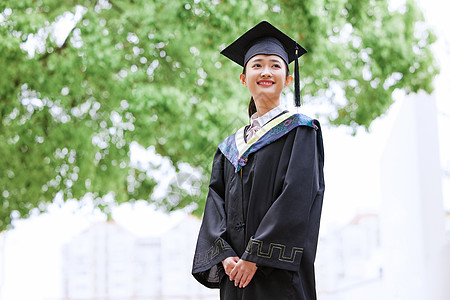 带着学位帽的女生手举毕业证书庆祝毕业图片