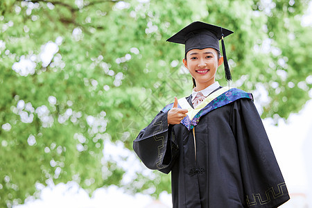 带着学位帽的女生点赞图片