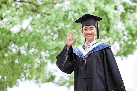 带着学位帽的女生手举毕业证书庆祝毕业ok手势中国人高清图片素材