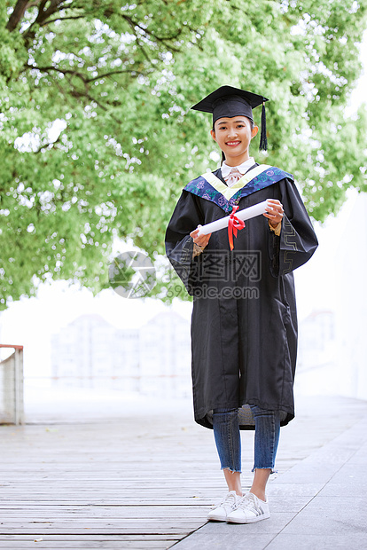 硕士研究生手举毕业证书庆祝毕业图片