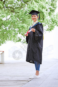 硕士研究生手举毕业证书庆祝毕业中国人高清图片素材