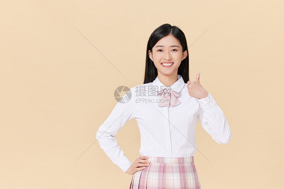 穿校服的女高中生单手点赞图片