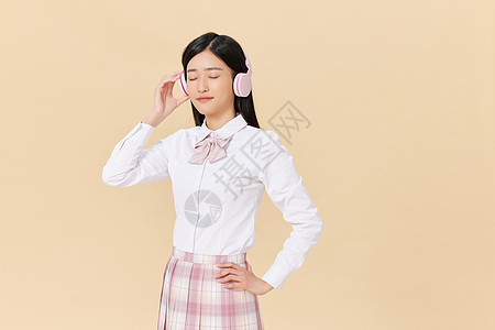 戴着耳机听音乐的学生图片