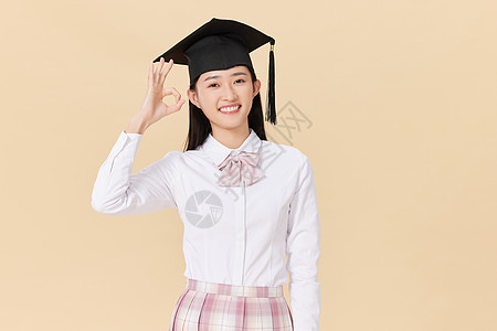 带着学位帽的女生手举毕业证书庆祝毕业中国人高清图片素材