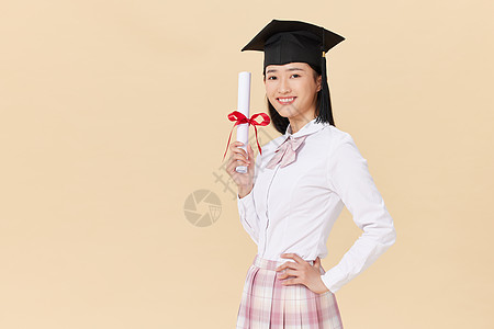 手拿毕业证的女高中生图片