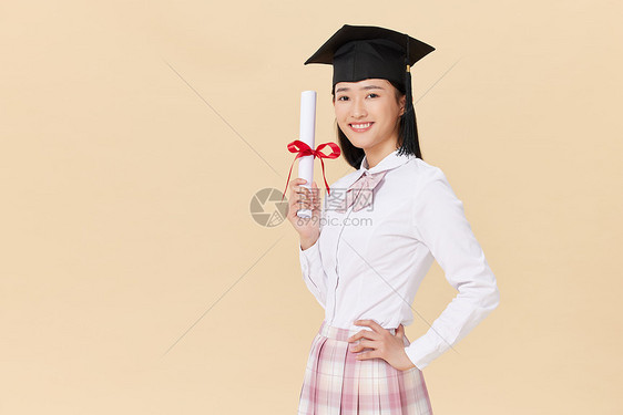 手拿毕业证的女高中生图片