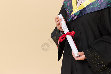 拿毕业证穿着学士服的人学位帽高清图片素材