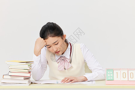 面对作业发愁的女高中生图片素材