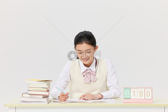 高考冲刺学习的女学生图片