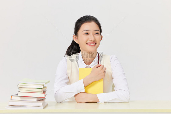 高考冲刺学习的女学生图片