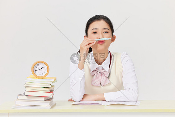 高考冲刺学习的女学生图片