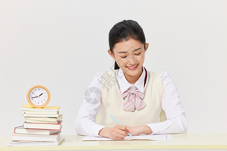 高考冲刺学习的女学生做作业图片