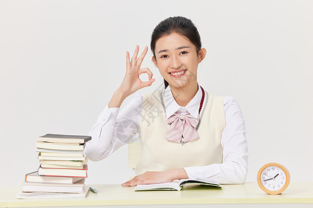 高考冲刺学习的女学生图片