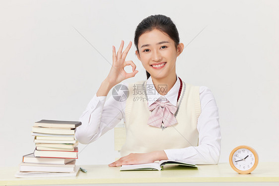 高考冲刺学习的女学生图片